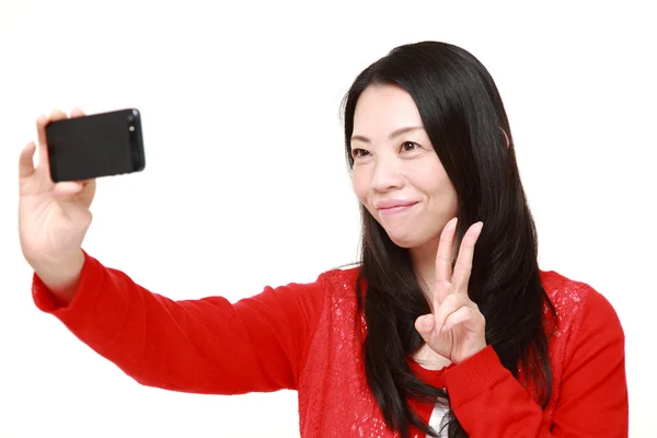 Japonês mulher leva uma selfie — Fotografia de Stock