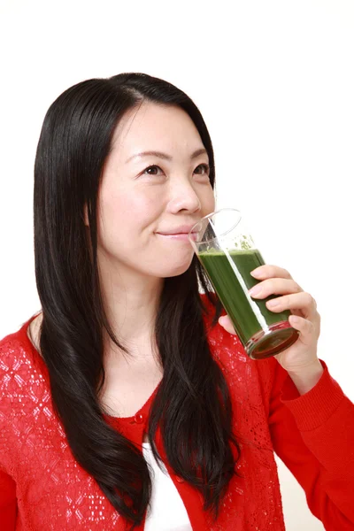 Mujer con jugo de verdura verde —  Fotos de Stock