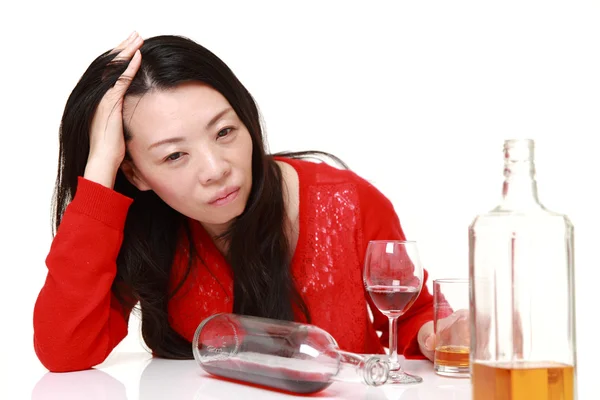 Jovem mulher japonesa em depressão está bebendo álcool — Fotografia de Stock