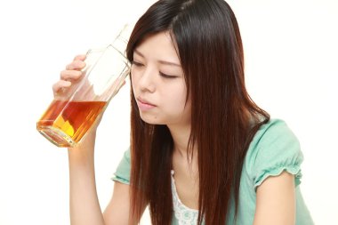 genç Japon kadın düz bir Şişeden içme