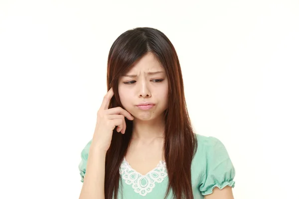 Jonge Japanse vrouw maakt zich zorgen over iets — Stockfoto