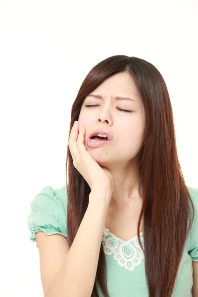 Młoda Japonka cierpi na ból zęba — Zdjęcie stockowe
