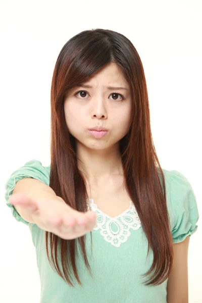 Enojado joven japonesa mujer pide algo —  Fotos de Stock