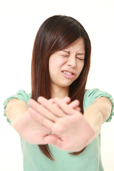 Jovem japonês mulher fazendo parar gesto — Fotografia de Stock