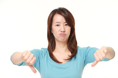 başparmak aşağı hareketi ile orta yaşlı Japon kadın