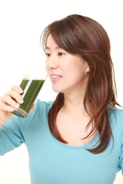 yeşil sebze suyu orta yaşlı Japon kadınla