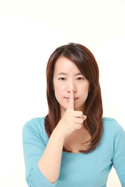 Mellersta åldern japansk kvinna whith tystnad gester — Stockfoto