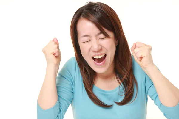 Mellersta åldern japansk kvinna med lycklig gest — Stockfoto