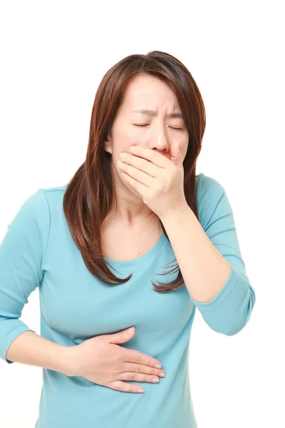 Mezza età giapponese donna si sente come vomito — Foto Stock