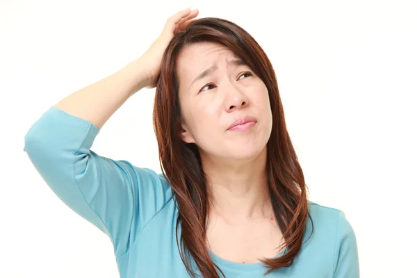 Middle aged Japanese woman perplexed — Stock Photo, Image