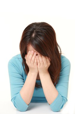 Beyaz arka planda depresif kadın