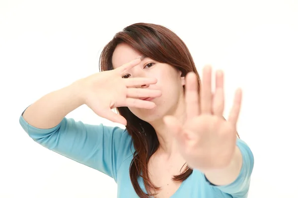 Mulher japonesa de meia idade fazendo parar gesto — Fotografia de Stock