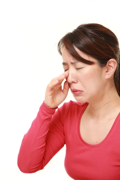 Японская женщина средних лет плачет — стоковое фото