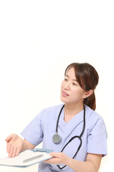 Japoński kobiece kobieta lekarz z arkusz wywiadu lekarskiego — Zdjęcie stockowe