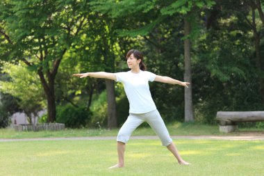 Yoga savaşçı yapıyor dışında Japon kadın II poz