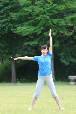 Uzanıyor egzersiz yapmak dışında Japon kadın