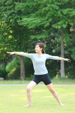 Yoga savaşçı yapıyor dışında Japon kadın II poz