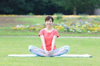 Uzanıyor egzersiz yapmak dışında Japon kadın