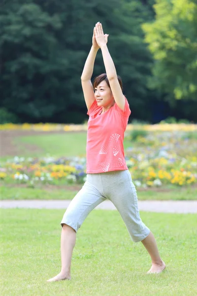 日本女人外面做瑜伽战士我构成 — 图库照片