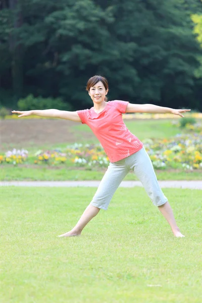Japonská žena mimo to táhne cvičení — Stock fotografie