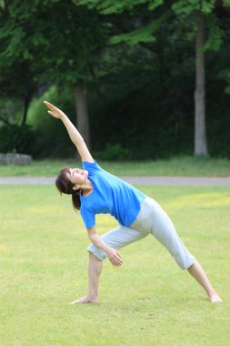 Yoga üçgen poz yapmak dışında Japon kadın