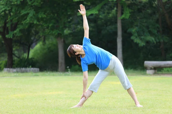 Yoga üçgen poz yapmak dışında Japon kadın — Stok fotoğraf