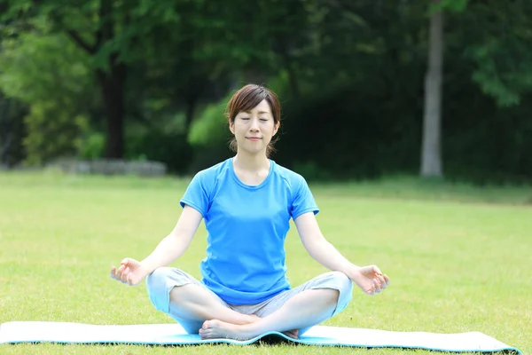 Japanese woman outside doing meditation — Stock Photo, Image