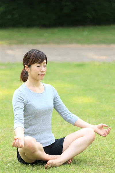 瞑想をしている外の日本人女性 — ストック写真