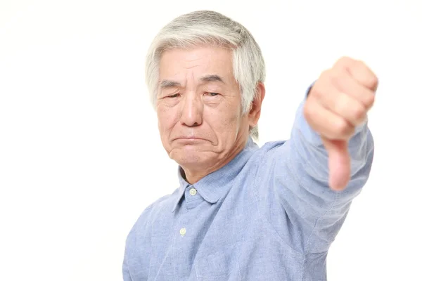 Sênior japonês homem com polegares para baixo gesto — Fotografia de Stock