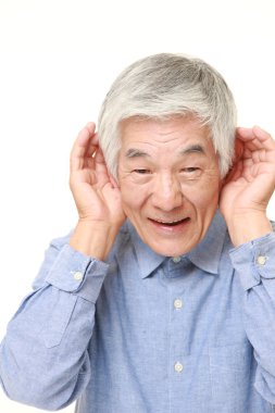 yakından dinlerken kulak arkasında el ile üst düzey Japon adam