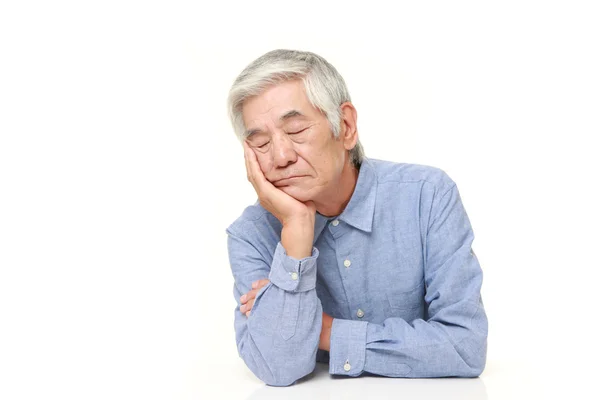 Senior japansk man sover på bordet — Stockfoto