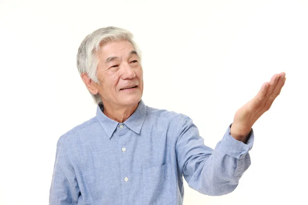 Ledande japanska man presenterar och visar något — Stockfoto