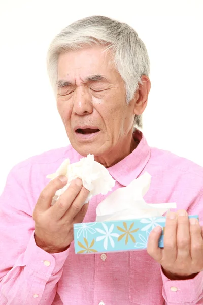 Senior Japaner mit einer Allergie Niesen in Gewebe — Stockfoto