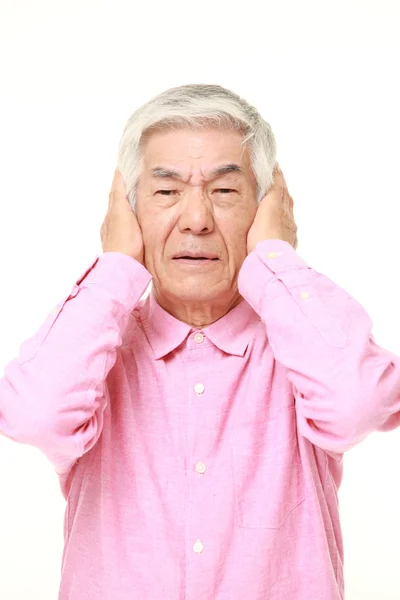 Starszy człowiek japoński cierpi z powodu hałasu — Zdjęcie stockowe