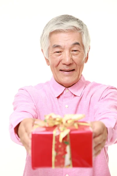 高级日本人提供一份礼物 — 图库照片