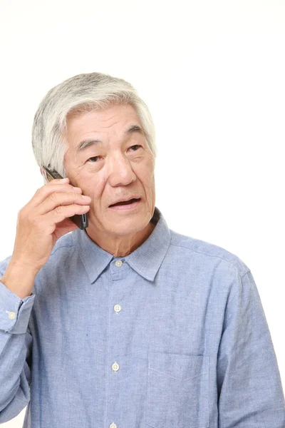 Hombre mayor con un teléfono inteligente — Foto de Stock