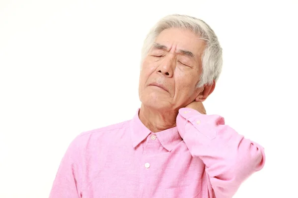 Старший японский мужчина страдает от боли в шее — стоковое фото
