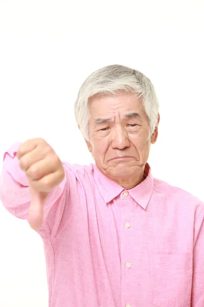 Senior japonais homme avec pouces vers le bas geste — Photo