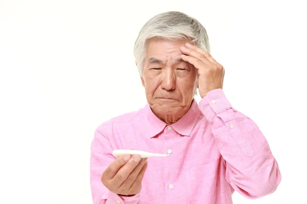 Senior japonés hombre con fiebre —  Fotos de Stock