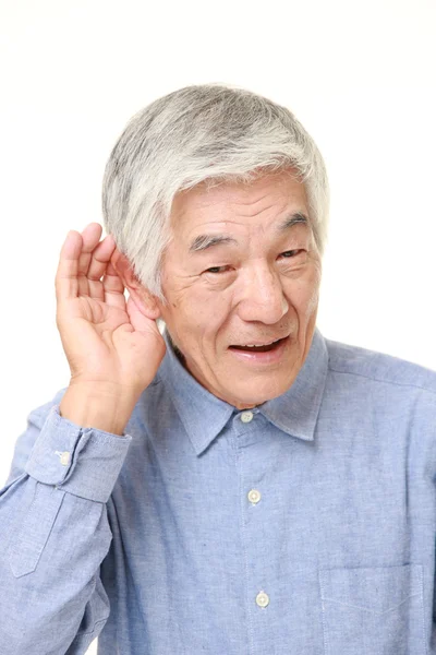 Senior japonés hombre con la mano detrás de la oreja escuchar de cerca — Foto de Stock