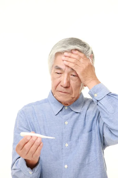 Senior japonés hombre con fiebre — Foto de Stock