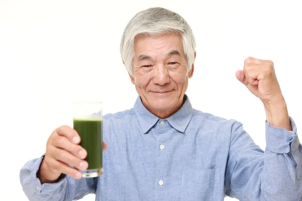 Homem japonês sênior com suco vegetal verde — Fotografia de Stock