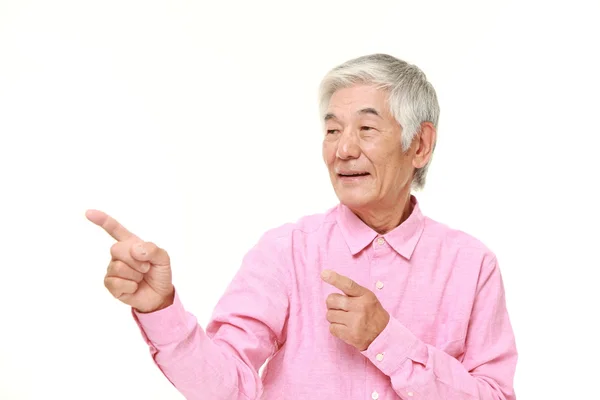 Sênior japonês homem apresentando e mostrando algo — Fotografia de Stock