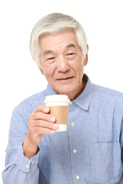 Senior japonais homme prend une pause café — Photo