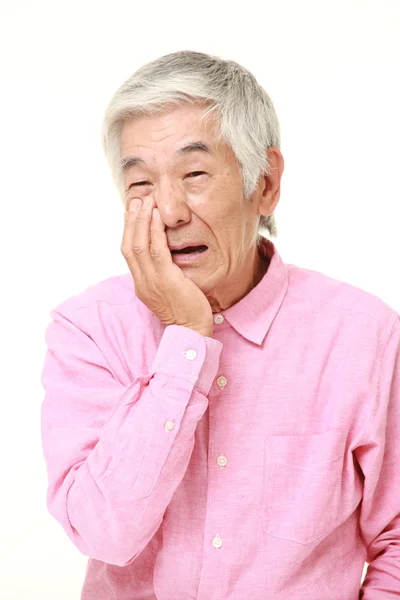 Старший Японська людина страждає від зубного болю — стокове фото