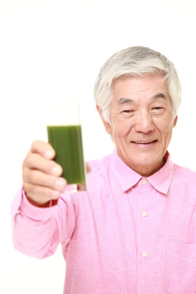 Homem japonês sênior com suco vegetal verde — Fotografia de Stock