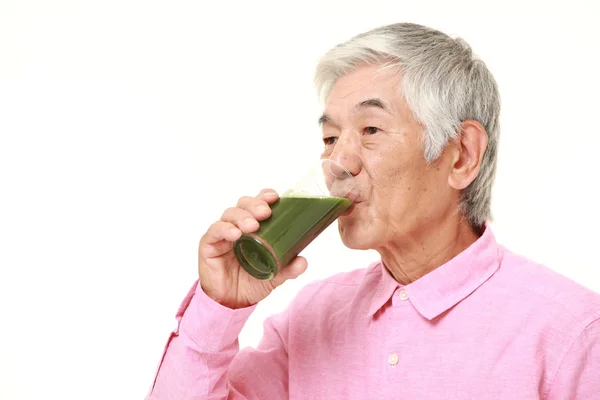 Homem japonês sênior com suco vegetal verde — Fotografia de Stock