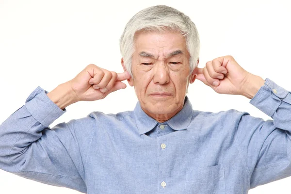 Старший японский мужчина страдает от шума — стоковое фото