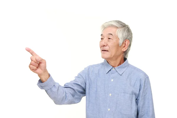 Senior Japaner präsentiert und zeigt etwas — Stockfoto