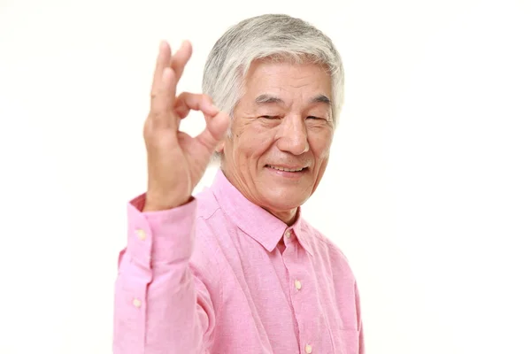 Senior Japaner zeigt perfektes Zeichen — Stockfoto